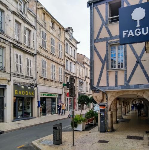 france/nouvelle-aquitaine/la-rochelle/rue-des-merciers