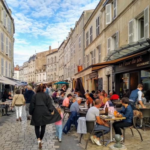 france/nouvelle-aquitaine/la-rochelle/rue-saint-jean-du-perot