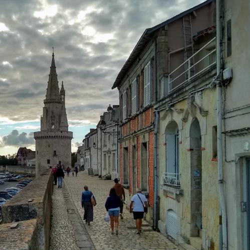 france/nouvelle-aquitaine/la-rochelle/rue-sur-les-murs