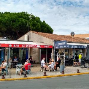 france/nouvelle-aquitaine/le-grand-village-plage/place-charles-de-gaulle