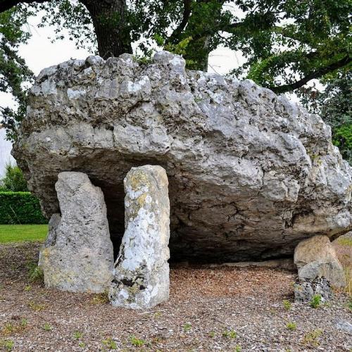 france/nouvelle-aquitaine/poitiers/dolmen-de-la-pierre-levee