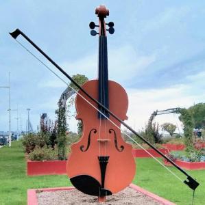 france/nouvelle-aquitaine/royan/un-violon-sur-le-sable