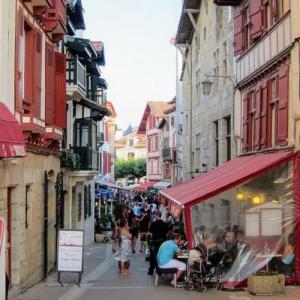 france/nouvelle-aquitaine/saint-jean-de-luz/rue-de-la-republique