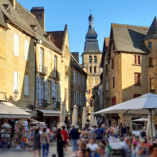 france/nouvelle-aquitaine/sarlat-la-caneda/place-de-la-liberte