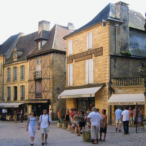 france/nouvelle-aquitaine/sarlat-la-caneda/place-du-peyrou