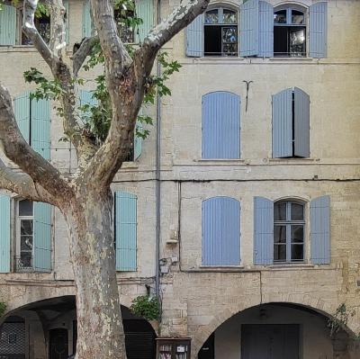 france/occitanie/beaucaire-gard/place-de-la-republique
