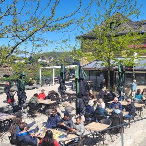 france/occitanie/bozouls/place-de-la-mairie