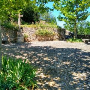 france/occitanie/bruniquel/place-des-roques