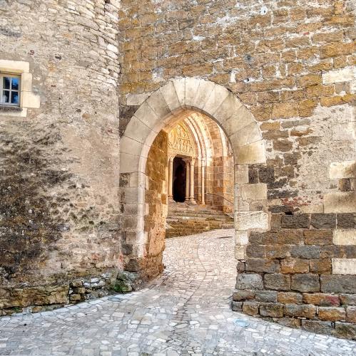 france/occitanie/carennac/porte