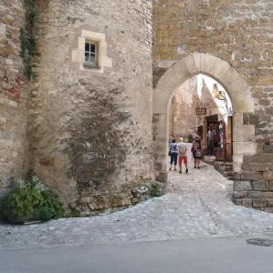 france/occitanie/carennac/porte