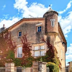 france/occitanie/castelnau-de-montmiral/place-de-l-hopital