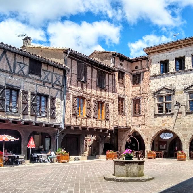 france/occitanie/castelnau-de-montmiral/place-des-arcades