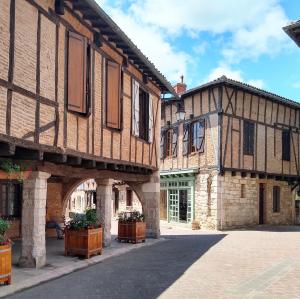 france/occitanie/castelnau-de-montmiral/place-des-arcades