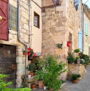 france/occitanie/castelnau-de-montmiral/rue-des-chiffonniers