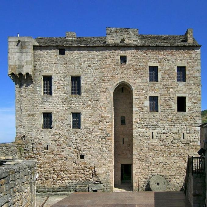 france/occitanie/chateau-de-montaigut