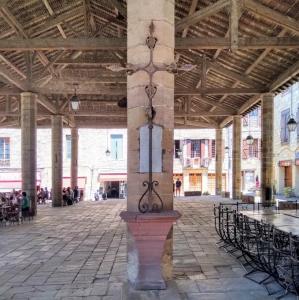 france/occitanie/cordes-sur-ciel/place-de-la-halle