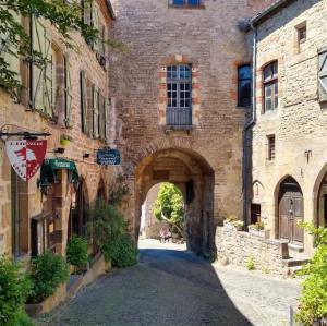 france/occitanie/cordes-sur-ciel/porte-des-ormeaux