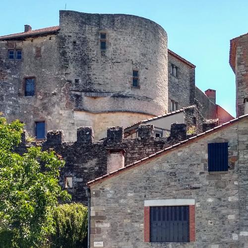 france/occitanie/cordes-sur-ciel/remparts-creneles