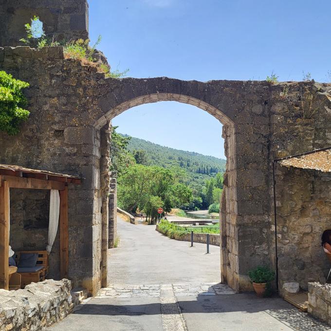 france/occitanie/lagrasse/porte-de-l-eau