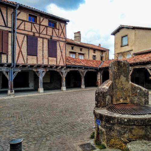 france/occitanie/lautrec/place-centrale