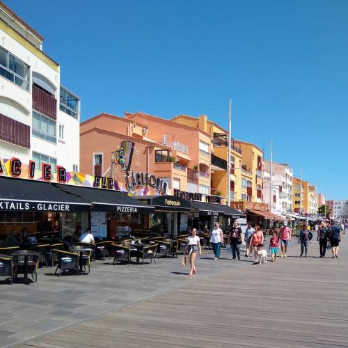 france/occitanie/le-cap-d-agde/quai-jean-miquel