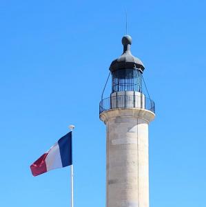 france/occitanie/le-grau-du-roi/phare