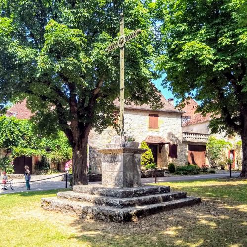 france/occitanie/loubressac/place-du-foirail