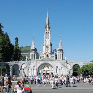 france/occitanie/lourdes/esplanade