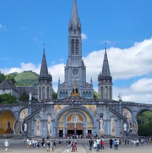 france/occitanie/lourdes/esplanade