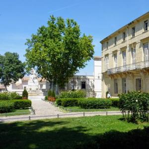 france/occitanie/montpellier/place-de-la-canourgue