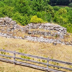 france/occitanie/mur-de-barrez/esplanade-de-l-ancien-chateau