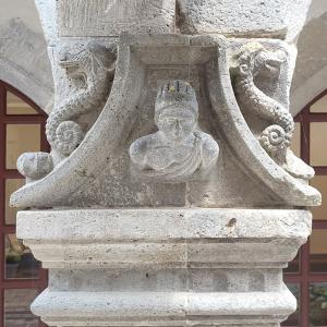france/occitanie/mur-de-barrez/maison-consulaire