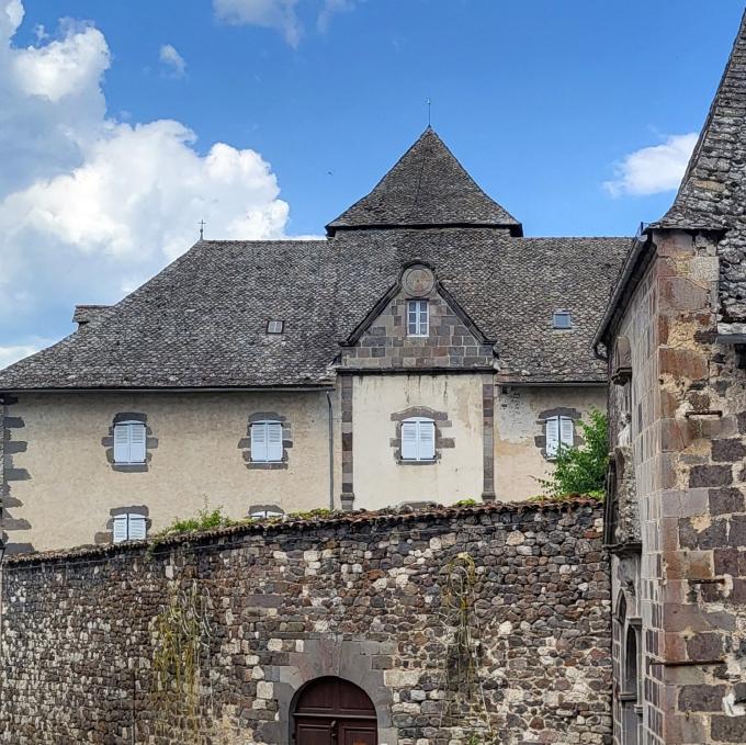 france/occitanie/mur-de-barrez/monastere-sainte-claire