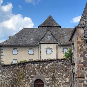 france/occitanie/mur-de-barrez/monastere-sainte-claire