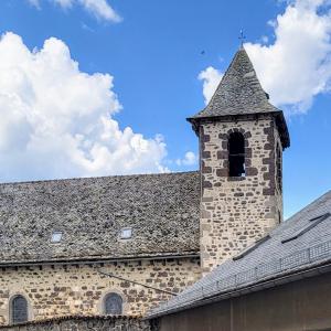 france/occitanie/mur-de-barrez/monastere-sainte-claire