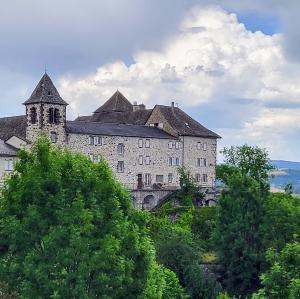 france/occitanie/mur-de-barrez/monastere-sainte-claire