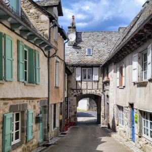 france/occitanie/mur-de-barrez/porte-de-de-la-berque
