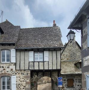 france/occitanie/mur-de-barrez/porte-de-de-la-berque