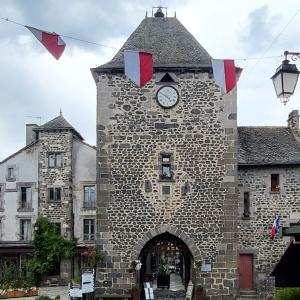france/occitanie/mur-de-barrez/tour-de-monaco
