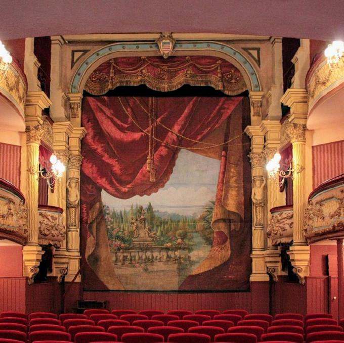 france/occitanie/pezenas/theatre-de-pezenas