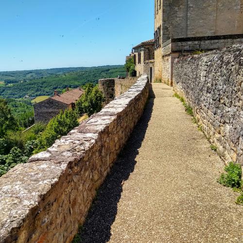 france/occitanie/puycelsi/chemin-de-ronde