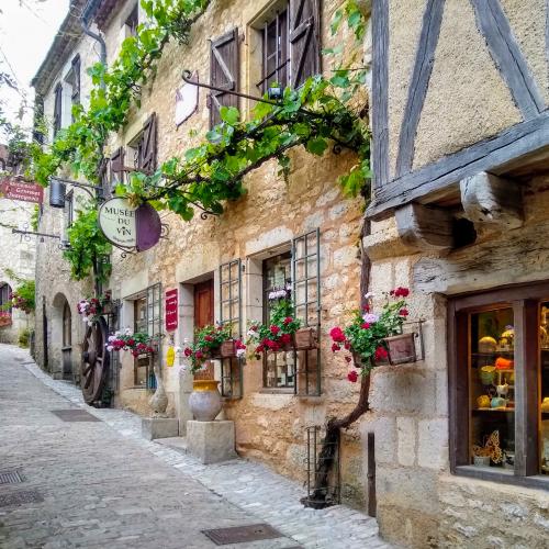 france/occitanie/saint-cirq-lapopie/rue-de-la-peyrolerie