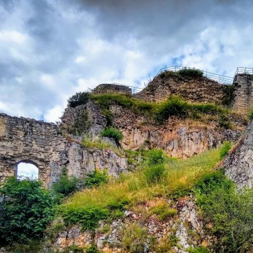 france/occitanie/saint-cirq-lapopie/ruines-des-trois-chateaux