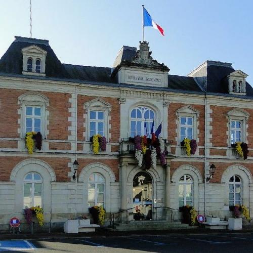 france/pays-de-la-loire/le-lude/mairie