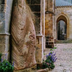 france/pays-de-la-loire/le-mans/menhir-de-la-cathedrale