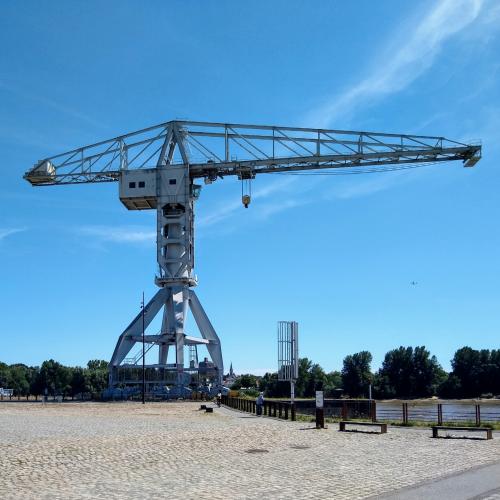 france/pays-de-la-loire/nantes/grue-titan-grise