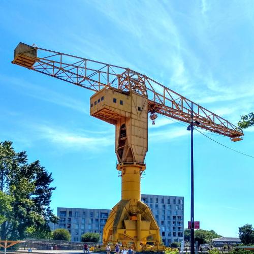 france/pays-de-la-loire/nantes/grue-titan-jaune