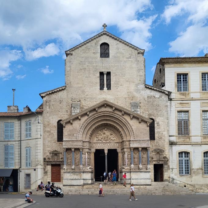 france/provence-alpes-cote-d-azur/arles/cathedrale-saint-trophime