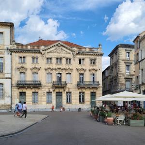 france/provence-alpes-cote-d-azur/arles/place-de-la-republique