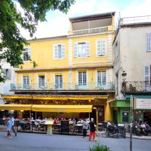 france/provence-alpes-cote-d-azur/arles/place-du-forum